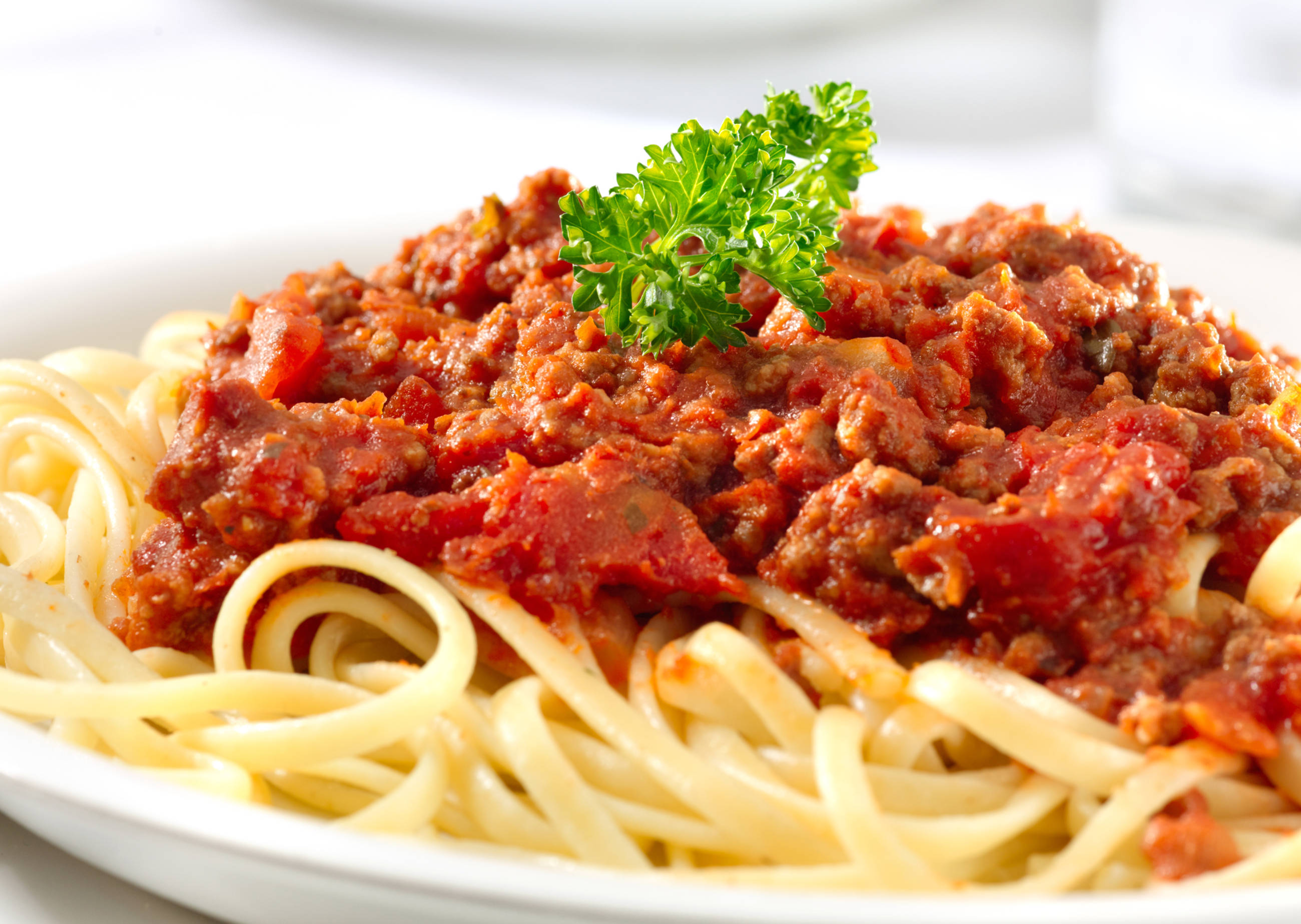 Соус болоньезе готовый. Спагетти болоньезе с фаршем. Спагетти с соусом болоньезе. Паста болоньезе с фаршем. Подлива из фарша к макаронам.